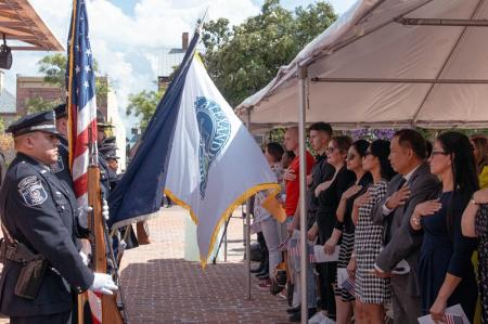 New citizens taking the pledge of allegiance